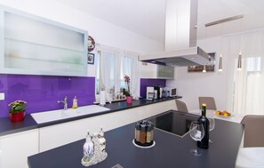 Køleskab, mikrobølgeovn, ovn, kogeplade
