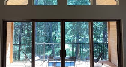 Cozy 2-bedroom cabin in charming Ronald with WiFi, AC
