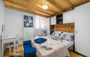 2 bedrooms, travel cot, free WiFi, bed sheets - Gorgeous home in Zirje with WiFi (Zirje)