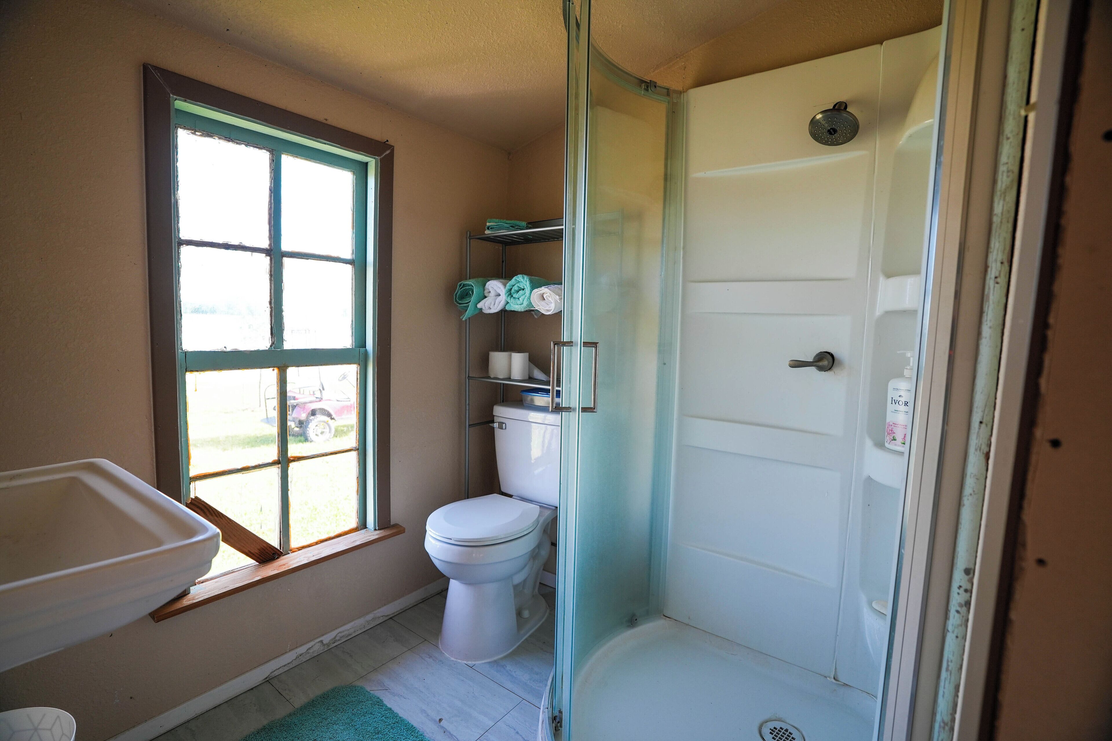 Douche, serviettes fournies, savon, papier toilette