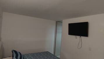 3 dormitoris, planxa i posts de planxar i roba de llit