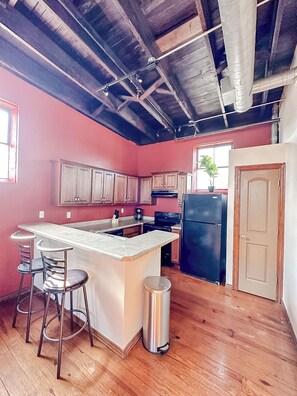 Fridge, oven, stovetop, dishwasher