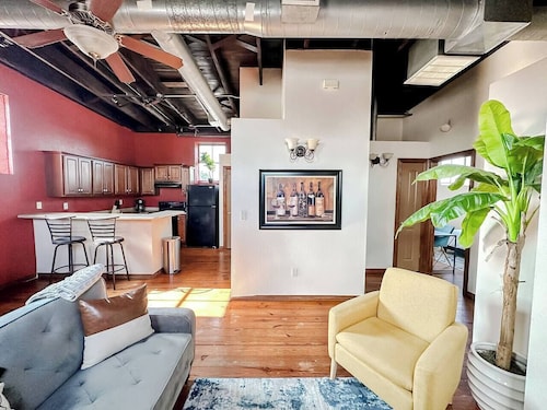 Sleepover | Extraordinary 2BD/1BA Condo - SGF