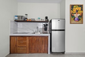Kylskåp, mikrovågsugn, spishäll och kaffe- och tebryggare