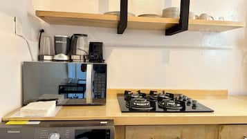 Geladeira, micro-ondas, cooktop, cafeteira/chaleira