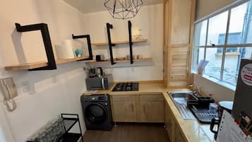 Geladeira, micro-ondas, cooktop, cafeteira/chaleira