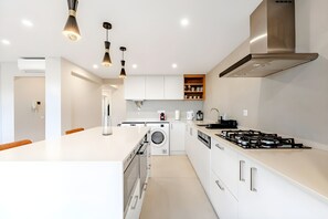 Refrigerador, microondas, horno y lavavajillas