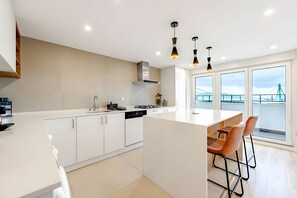 Fridge, oven, dishwasher, coffee/tea maker