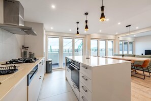 Refrigerador, microondas, horno y lavavajillas