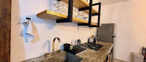 Refrigerador, microondas, placa de cocina, cafetera/tetera