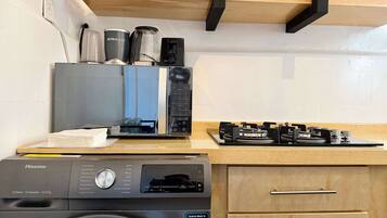 Geladeira, micro-ondas, cooktop, cafeteira/chaleira