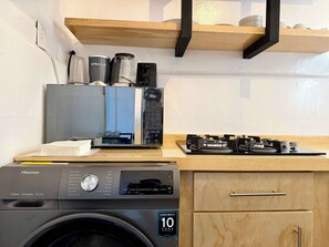 Kühlschrank, Mikrowelle, Herdplatte, Wasserkocher mit Kaffee-/Teezubehör