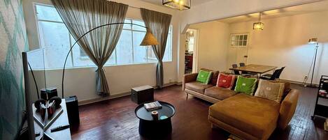 Télévision, jeux vidéo, espaces bureaux