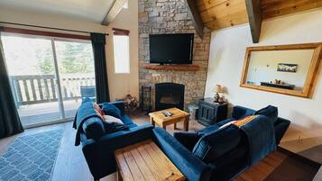 Smart TV, chimenea, reproductor de DVD y futbolito