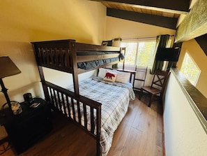 3 bedrooms, travel cot, free WiFi, bed sheets - Walk to Village - 2 Bdrm, +Loft, 2 Bath - Mammoth Haus (Mammoth Lakes)