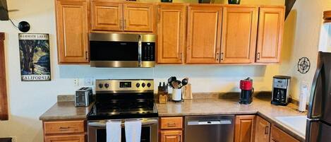 ثلاجة، ميكروويف، فرن، موقد طهي مسطح