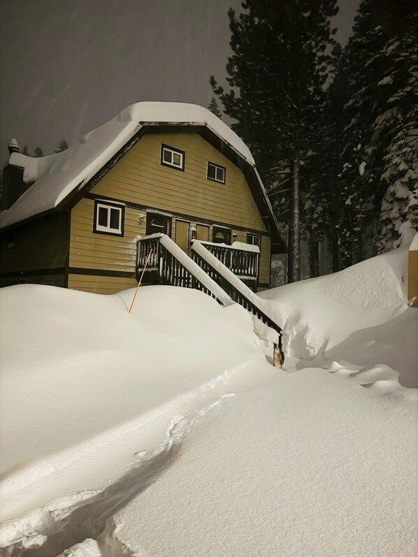 Exterior - Beautiful 2 Bedroom +Loft, 2 Bath - Walk to Village (Mammoth Lakes)