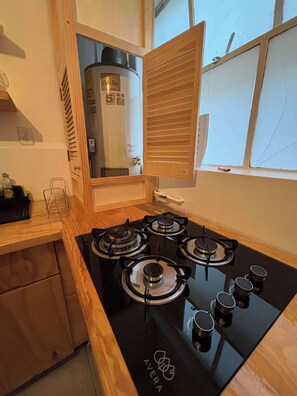 Kühlschrank, Mikrowelle, Herdplatte, Wasserkocher mit Kaffee-/Teezubehör