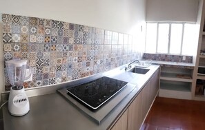 Refrigerador, microondas, parrilla de estufa y cafetera y tetera 