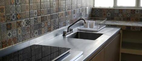 Frigorífic, microones, placa de cuina i cafetera i tetera