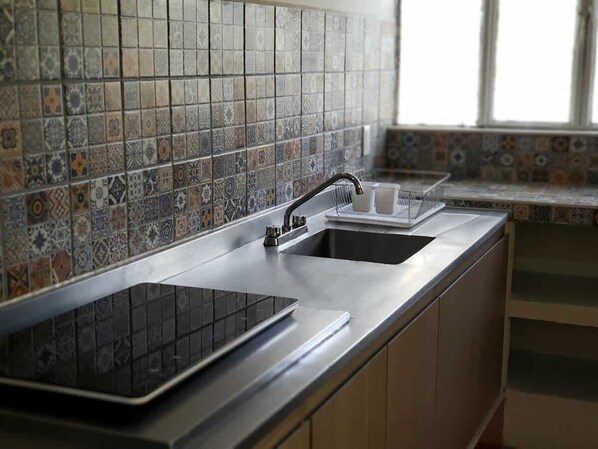 Réfrigérateur, micro-ondes, plaque de cuisson, cafetière/bouilloire