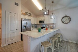 House (3 Bedrooms) | Interior - Purple Parrot by Avantstay Heated Pool, Beach Access & Central Port A Location (Port Aransas)