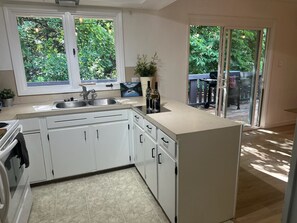 Een koelkast, een oven, een kookplaat, een koffiezetapparaat/waterkoker