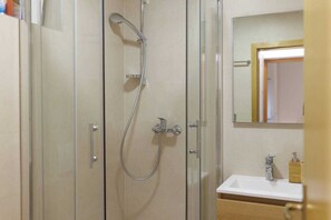Dusche, Haartrockner, Handtücher
