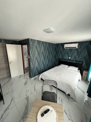 5 bedrooms, iron/ironing board, free WiFi, bed sheets - 5 suites-2 kitchens-5 bathrooms (Charleroi)