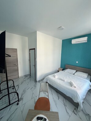 5 bedrooms, iron/ironing board, free WiFi, bed sheets - 5 suites-2 kitchens-5 bathrooms (Charleroi)
