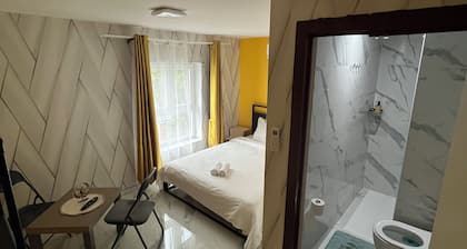 5 suites-2 kitchens-5 bathrooms