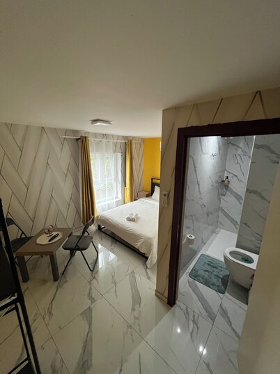 5 suites-2 kitchens-5 bathrooms