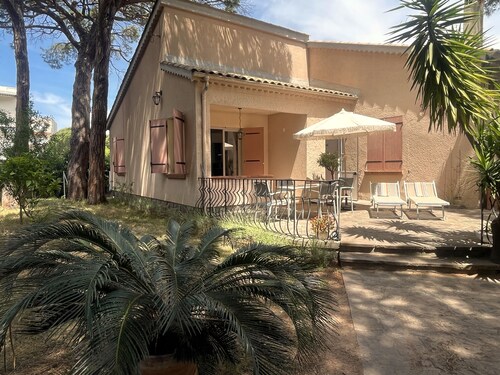 2P apartment in villa with terrace and garden, 280m from the beach