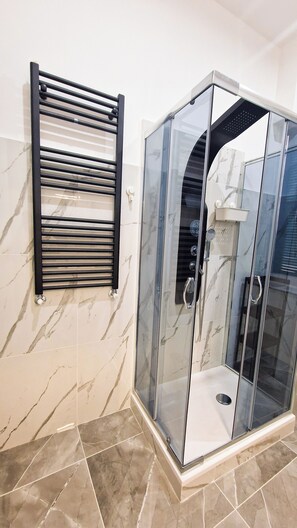 吹风机、坐浴桶、毛巾、肥皂