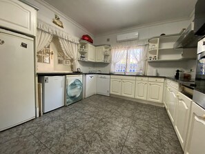 Een koelkast, een magnetron, een oven, een vaatwasser