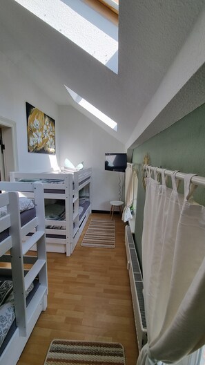 2 عدّة غرف نوم ومكواة/لوح كي وواي فاي وملاءات أسرّة