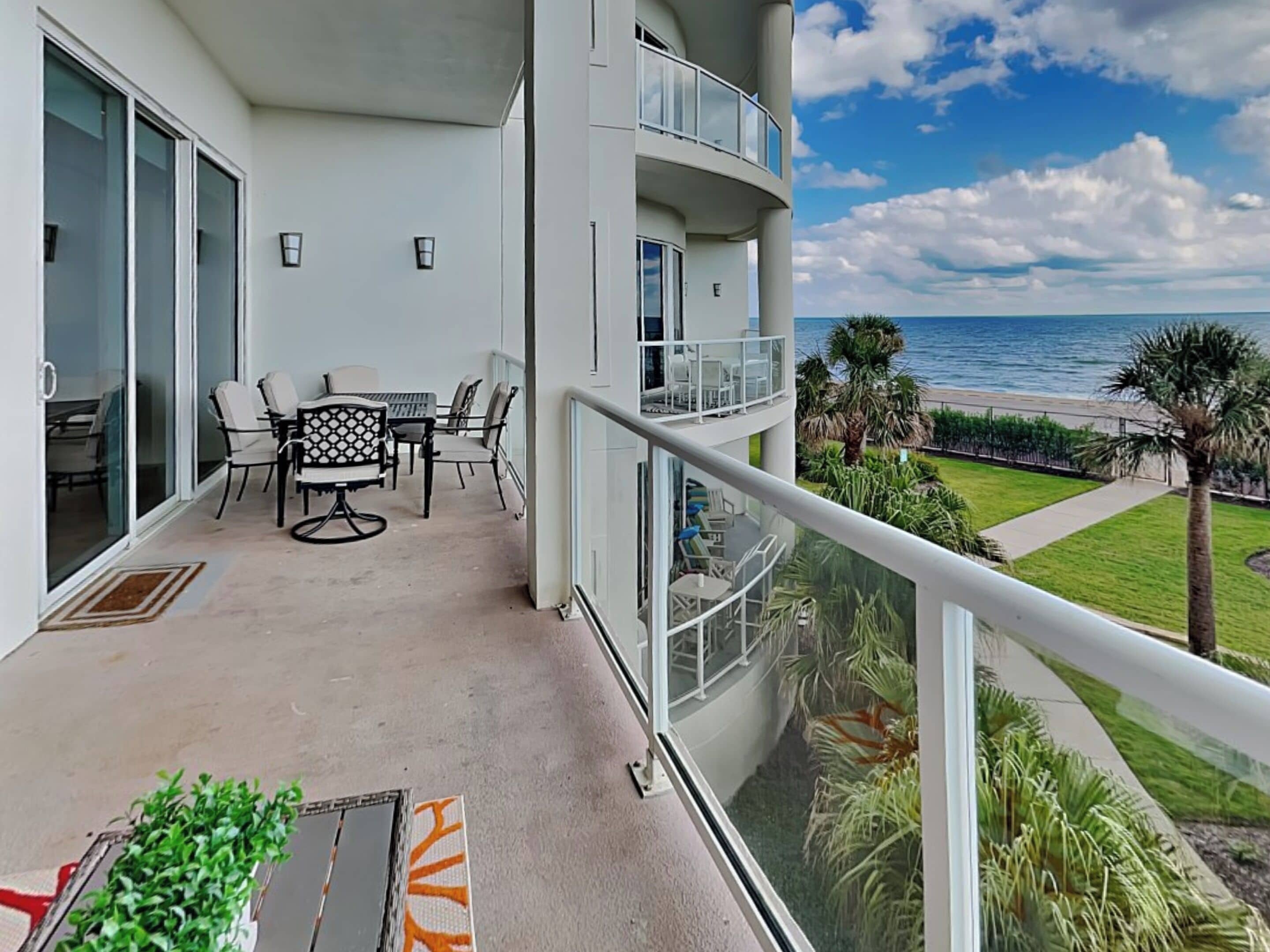 Condo (3 Bedrooms) | Front of property