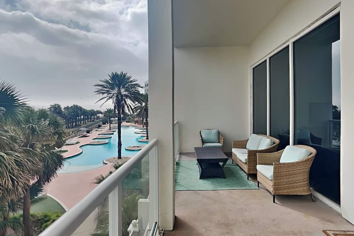 Condo (3 Bedrooms) | Front of property