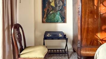 Suite Deluxe, patio, vistas al jardín | Caja fuerte, tabla de planchar con plancha, wifi gratis