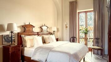 Suite Deluxe, patio, vistas al jardín | Caja fuerte, tabla de planchar con plancha, wifi gratis