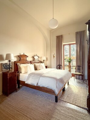 Suite Deluxe, patio, vistas al jardín | Caja fuerte, tabla de planchar con plancha, wifi gratis