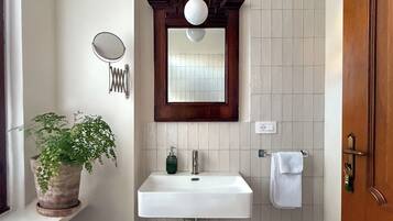 Deluxe suite, terras, uitzicht op tuin | Een kluis op de kamer, een strijkplank/strijkijzer, gratis wifi