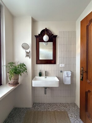 Suite Deluxe, patio, vistas al jardín | Caja fuerte, tabla de planchar con plancha, wifi gratis