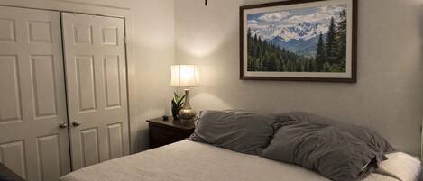 Bügeleisen/Bügelbrett, Internetzugang, Bettwäsche