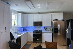 Mikrobølgeovn, ovn, kokeplater og oppvaskmaskin