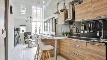 Réfrigérateur, micro-ondes, four, plaque de cuisson