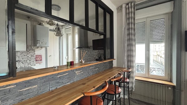 Réfrigérateur, four, plaque de cuisson, cafetiÚre/bouilloire