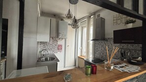 Kühlschrank, Ofen, Herdplatte, Wasserkocher mit Kaffee-/Teezubehör