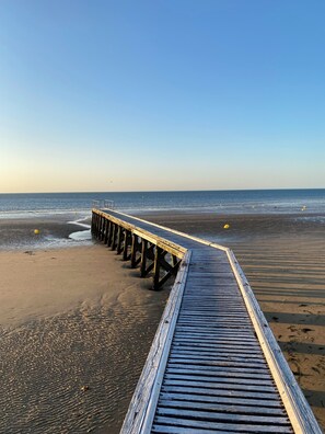 Una spiaggia nelle vicinanze, lettini da mare