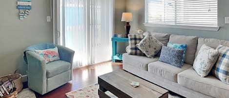 Condo (1 Bedroom) | Living area